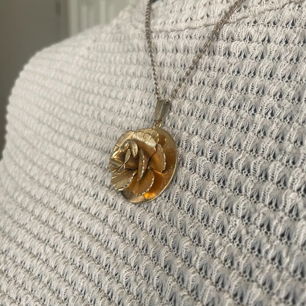 Vintage gold tone rose necklace - Picture 2 of 4